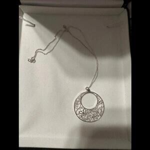 Elegant and Timeless Necklace - A Must-Have for Fashion Enthusiasts!